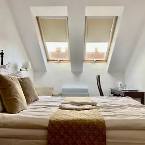 Opera16 Guestrooms בית הארחה בודפשט